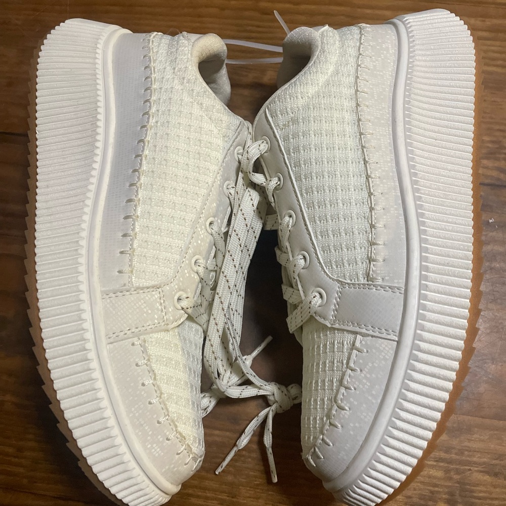 Azbzcz Cream Platform Lace-Up Sneakers, Women’s 10 NWOT casual comfy